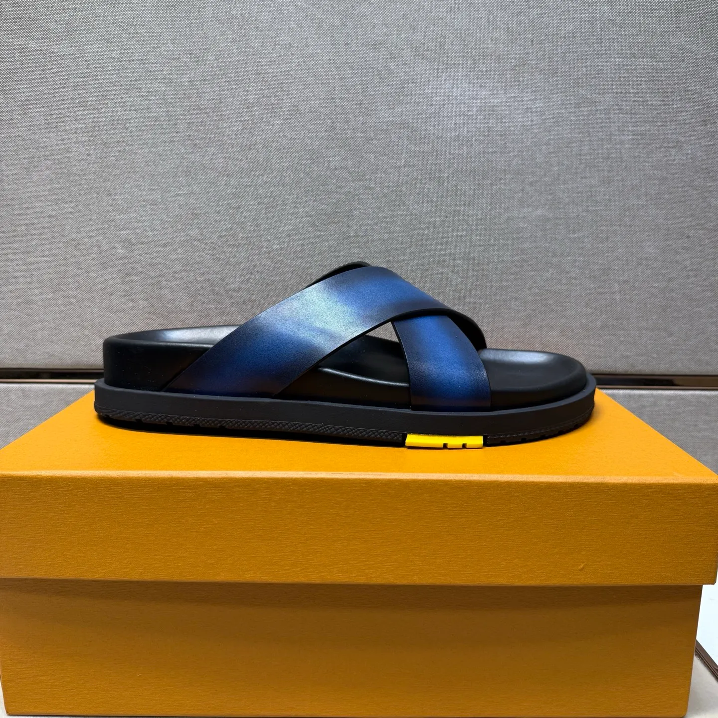 Men's men's shoes 💰pp420 [LV～] Men's casual slippers 2025z cabinet sales simultaneously 🔶Size: 38-44#️⃣ 🔷4 colors🔜The upper is made of cowhide stitching ➕Cowhide lining, comfortable and breathable, sole: original comfortable, wear-resistant and non-slip outsole, ⚠️Real 📱Photography🎬The real thing is better📢📢📢